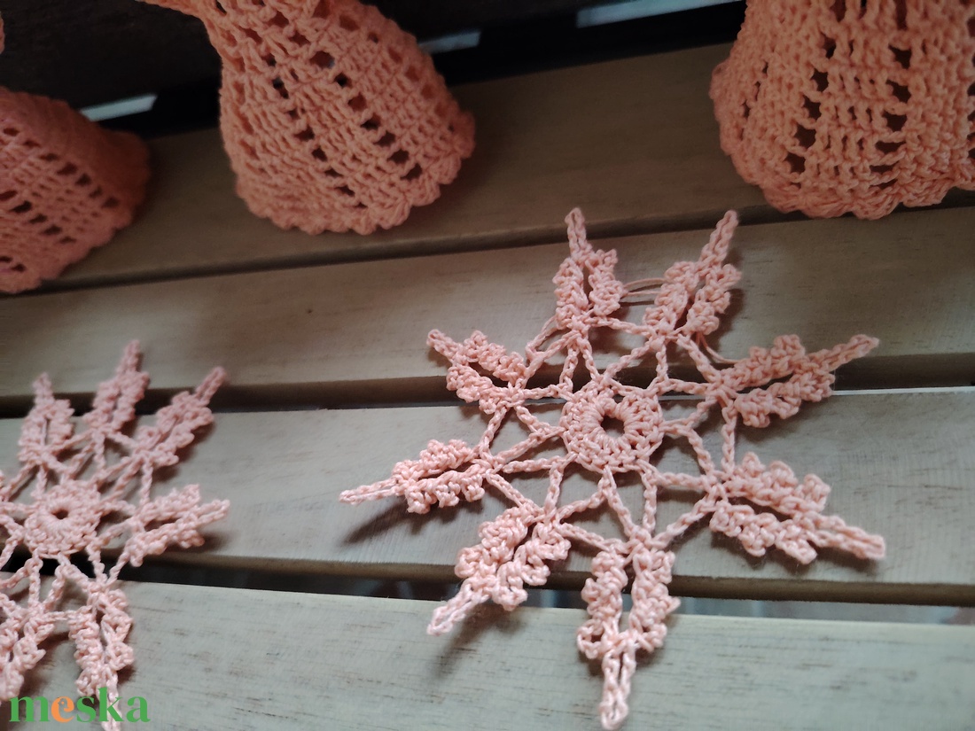 4 db horgolt angyalka + 3 db horgolt hópehely  - karácsony - karácsonyi lakásdekoráció - karácsonyfadíszek - Meska.hu