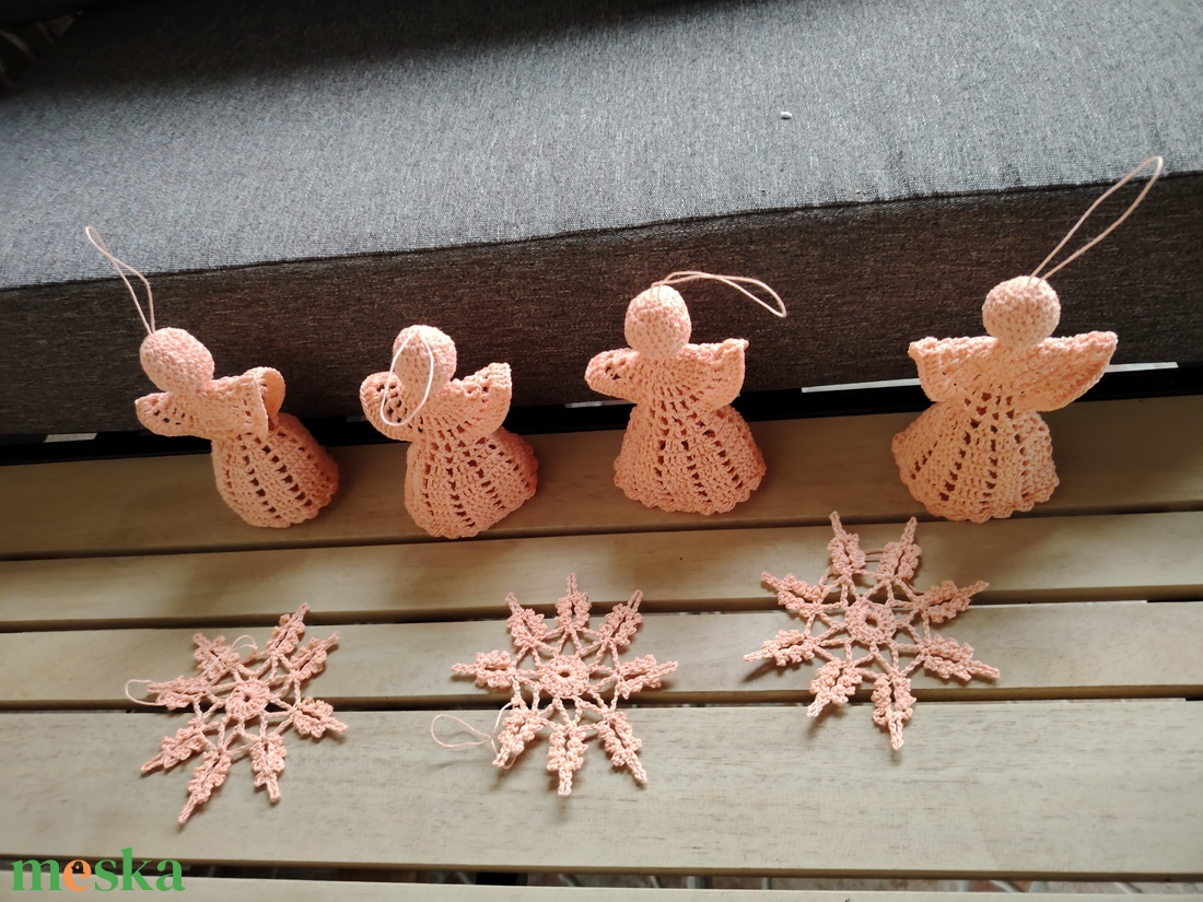 4 db horgolt angyalka + 3 db horgolt hópehely  - karácsony - karácsonyi lakásdekoráció - karácsonyfadíszek - Meska.hu