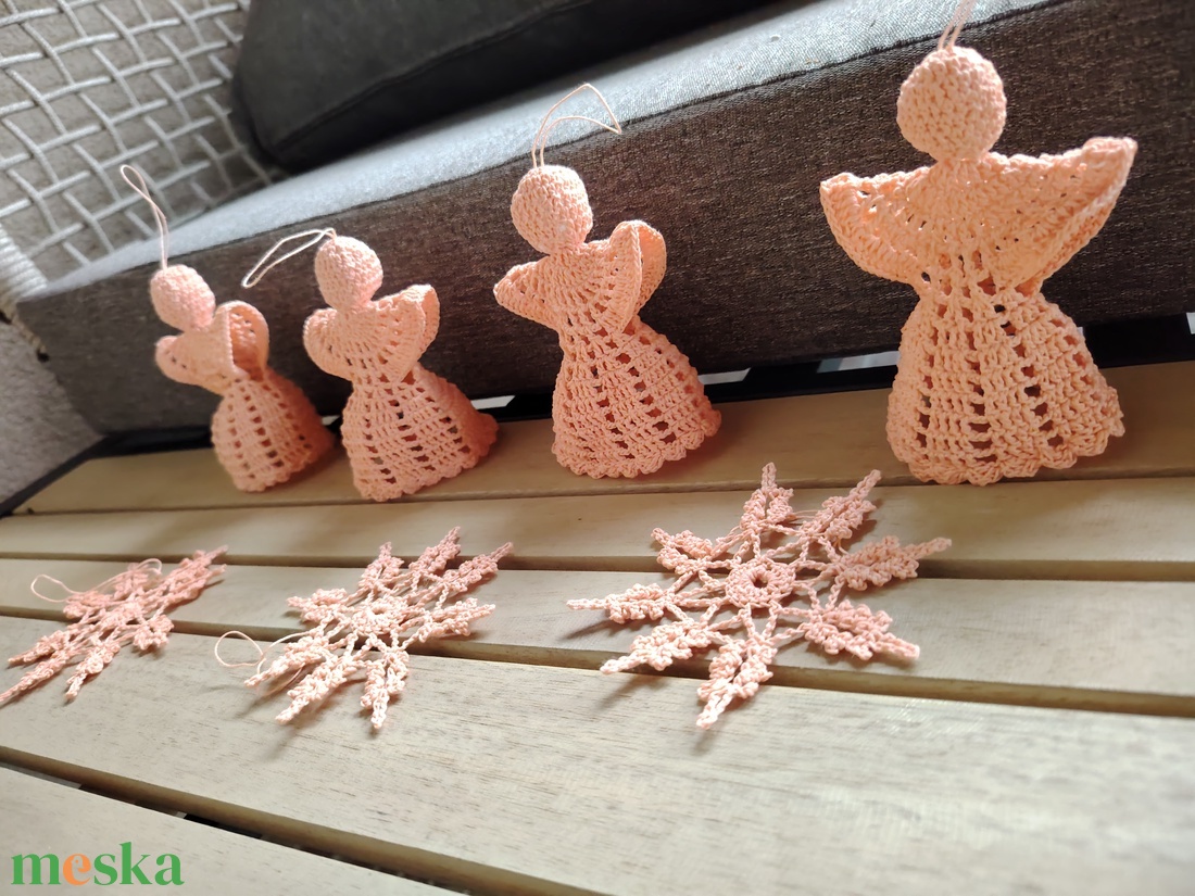 4 db horgolt angyalka + 3 db horgolt hópehely  - karácsony - karácsonyi lakásdekoráció - karácsonyfadíszek - Meska.hu