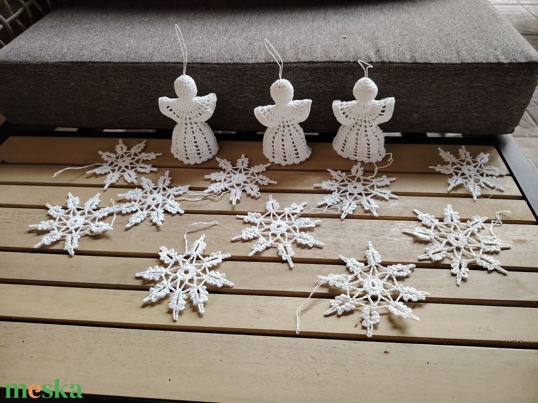 3 db horgolt angyalka + 10 db horgolt hópehely - karácsony - karácsonyi lakásdekoráció - karácsonyfadíszek - Meska.hu