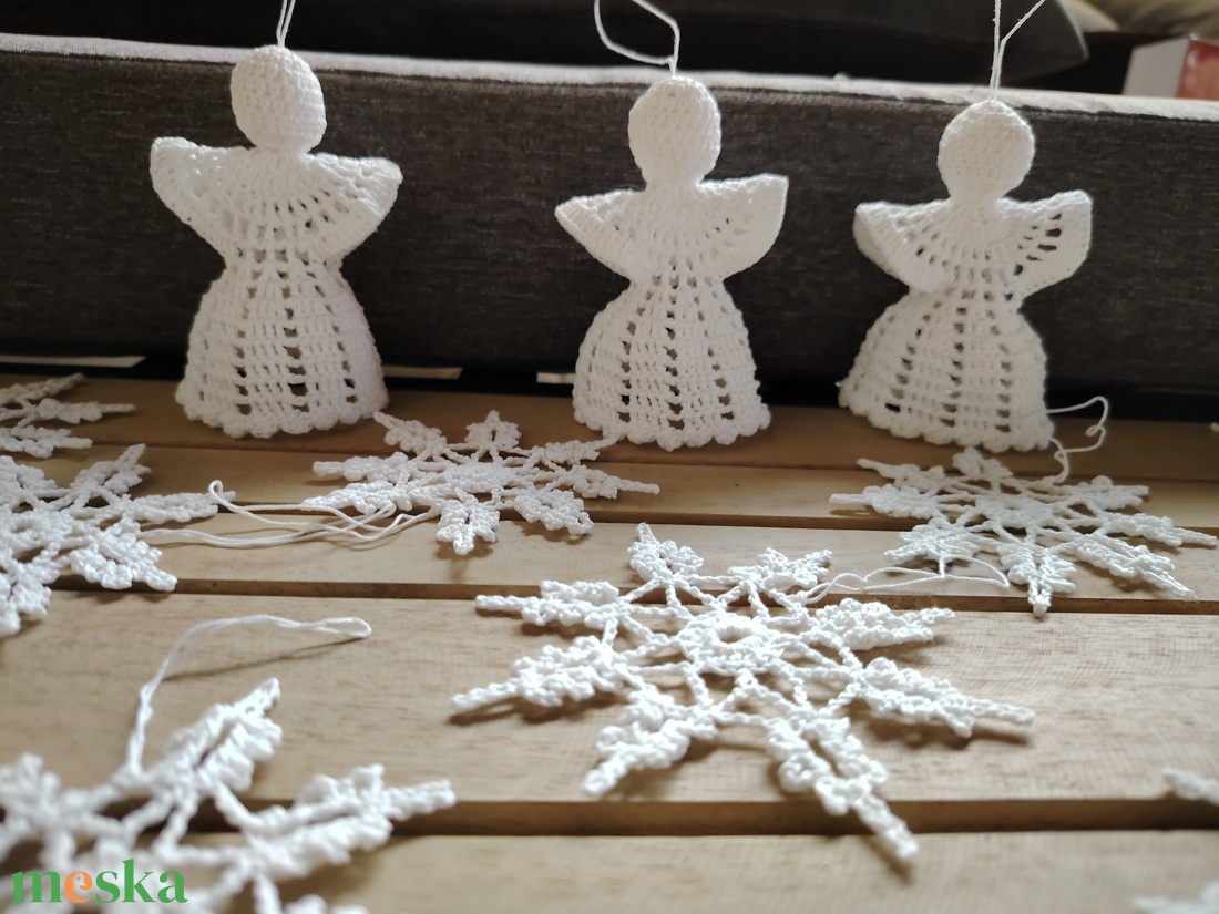 3 db horgolt angyalka + 10 db horgolt hópehely - karácsony - karácsonyi lakásdekoráció - karácsonyfadíszek - Meska.hu