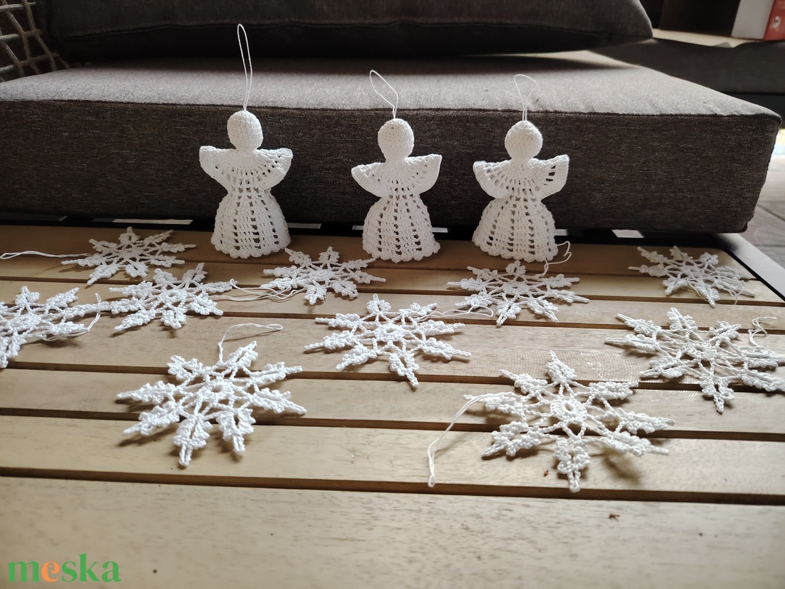 3 db horgolt angyalka + 10 db horgolt hópehely - karácsony - karácsonyi lakásdekoráció - karácsonyfadíszek - Meska.hu