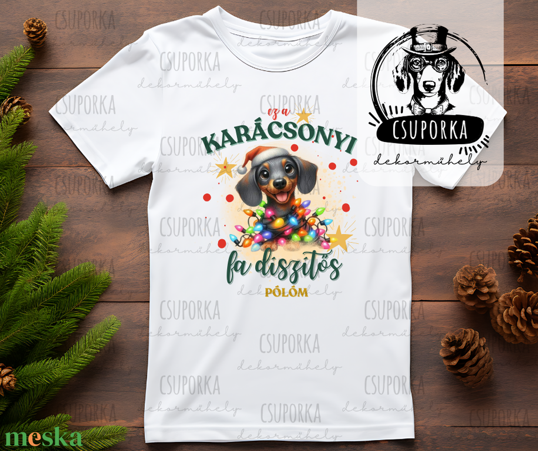 Karácsonyi tacskós/tacsis póló Ez a karácsonyi fadíszítős pólóm felirattal  fehér poliészter, unisex karácsonyi póló - karácsony - karácsonyi ruházat - karácsonyi póló & pulcsi - Meska.hu