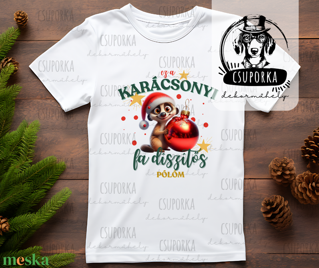 Karácsonyi szurikátás póló Ez a karácsonyi fadíszítős pólóm felirattal  fehér poliészter, unisex karácsonyi póló - karácsony - karácsonyi ruházat - karácsonyi póló & pulcsi - Meska.hu