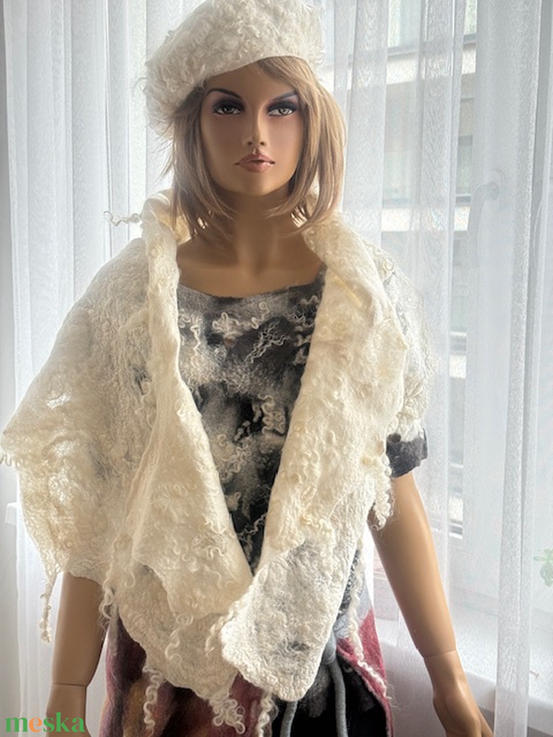 Nemezelt feher csipkeszeru konnyu gyapju sal - ruha & divat - sál, sapka, kendő - sapka & sál szett - Meska.hu