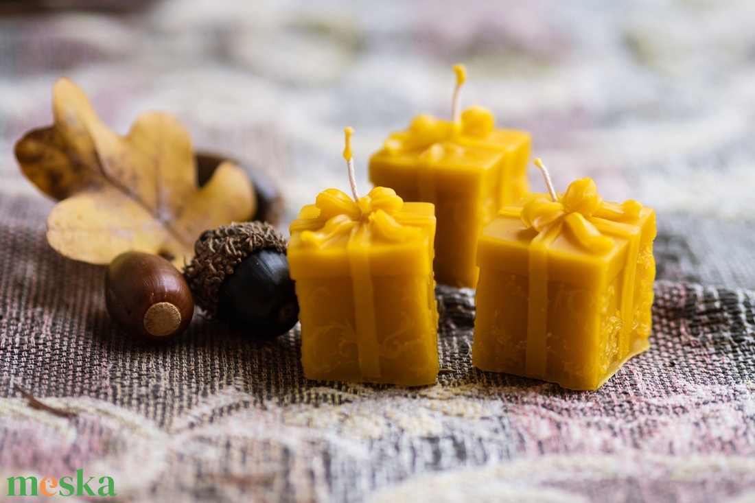 Kis ajándék /tortára is tehető gyertya/ - karácsony - adventi díszek - adventi gyertyadíszek és koszorúdíszek - Meska.hu