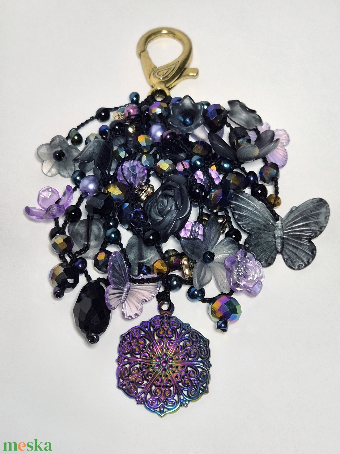 Fekete, lila irizáló színű, táskaékszer, táskadísz, mandala dísszel.  - táska & tok - kulcstartó & táskadísz - táskadísz - Meska.hu Fekete, lila irizáló színű, táskaékszer, táskadísz, mandala dísszel.  - táska & tok - kulcstartó & táskadísz - táskadísz - Meska.hu