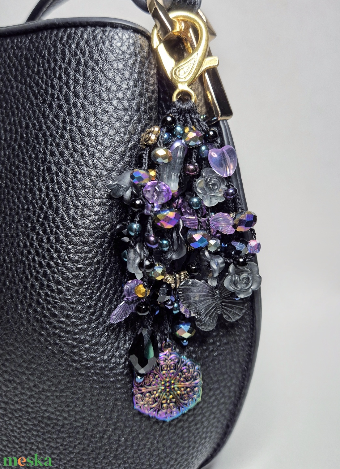 Fekete, lila irizáló színű, táskaékszer, táskadísz, mandala dísszel.  - táska & tok - kulcstartó & táskadísz - táskadísz - Meska.hu Fekete, lila irizáló színű, táskaékszer, táskadísz, mandala dísszel.  - táska & tok - kulcstartó & táskadísz - táskadísz - Meska.hu