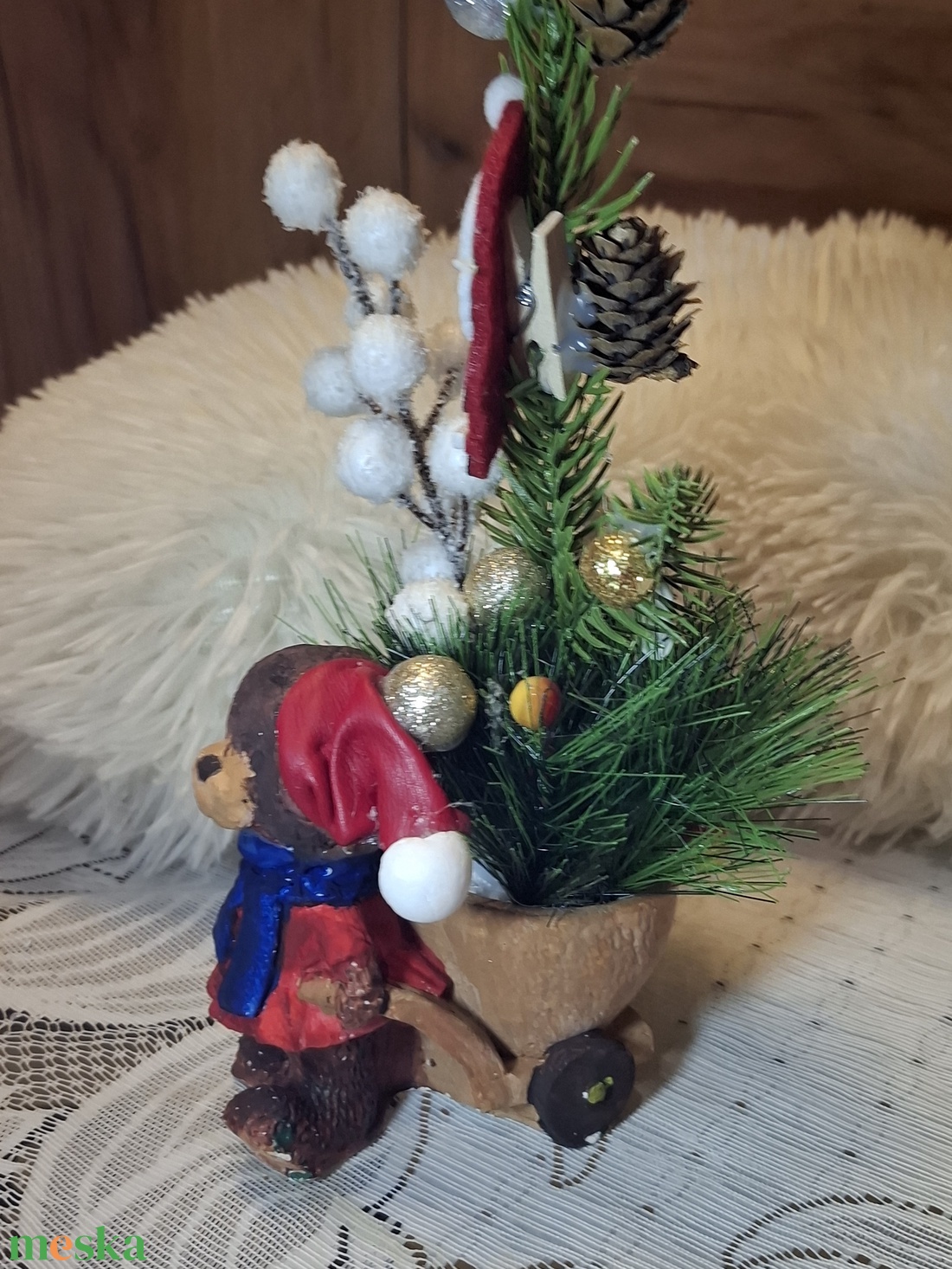 �Macimikulás kisszekérrel és műfenyő ágakkal� - karácsony - karácsonyi lakásdekoráció - karácsonyi lakásdíszek - Meska.hu