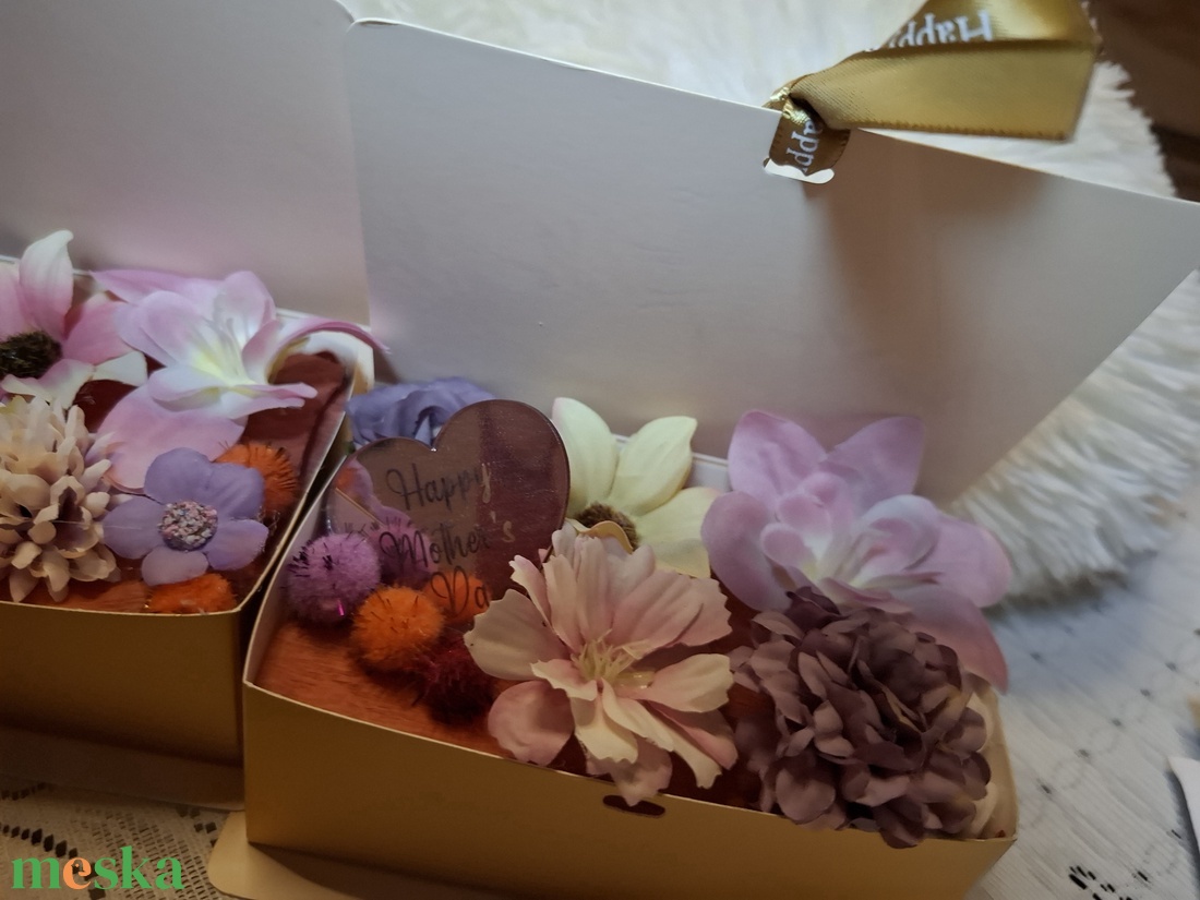 �Anyáknapi könyv alakú virágbox� - otthon & életmód - virágdekoráció - virágok - virágbox - Meska.hu