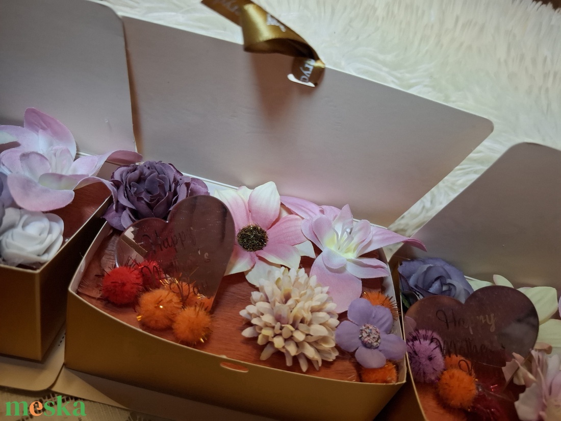 �Anyáknapi könyv alakú virágbox� - otthon & életmód - virágdekoráció - virágok - virágbox - Meska.hu