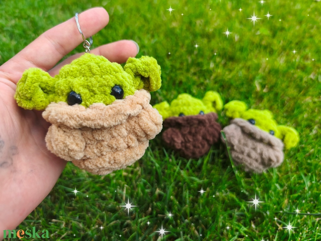 Horgolt űrbébi kulcstartó � kézzel készült amigurumi figura, több színben - táska & tok - kulcstartó & táskadísz - kulcstartó - Meska.hu