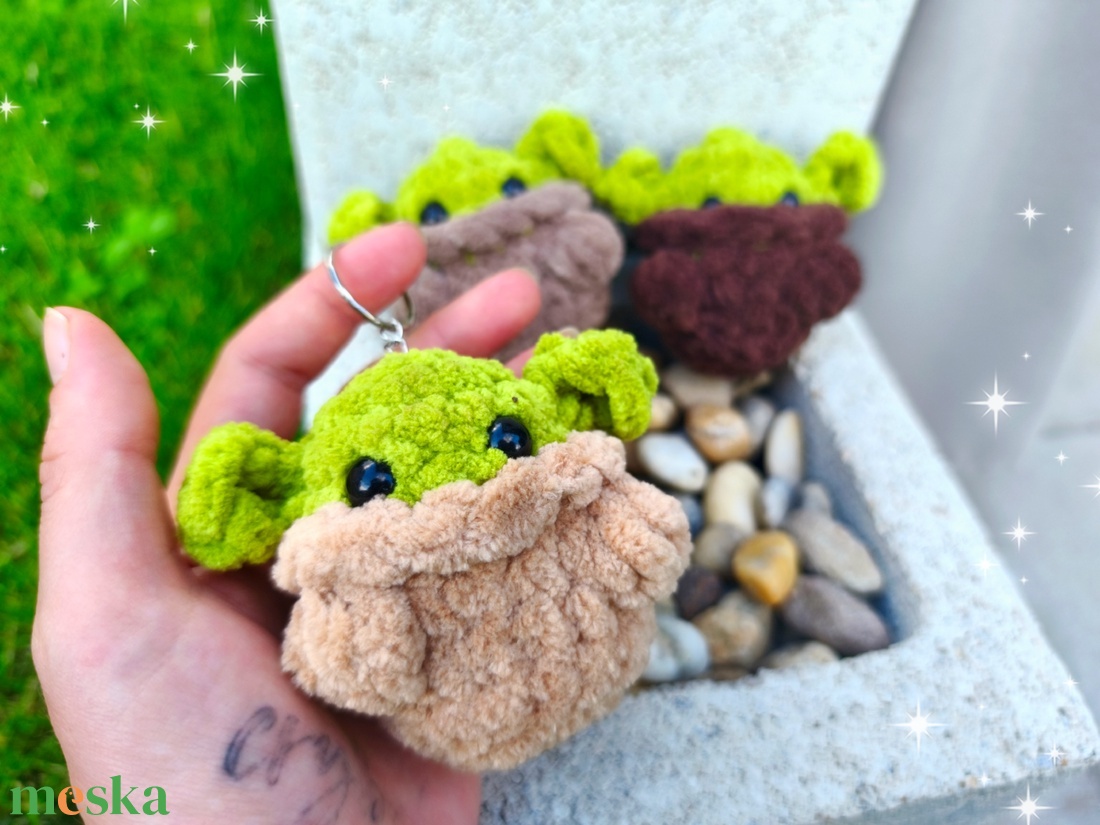 Horgolt űrbébi kulcstartó � kézzel készült amigurumi figura, több színben - táska & tok - kulcstartó & táskadísz - kulcstartó - Meska.hu