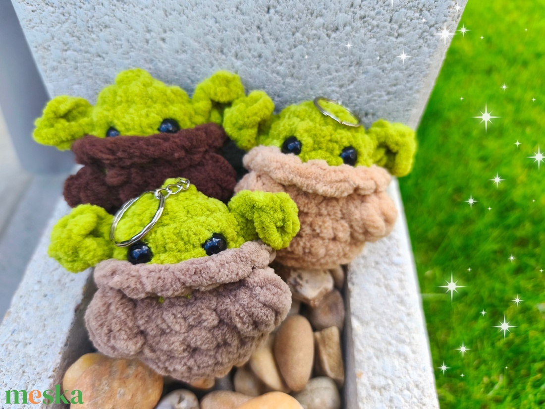 Horgolt űrbébi kulcstartó � kézzel készült amigurumi figura, több színben - táska & tok - kulcstartó & táskadísz - kulcstartó - Meska.hu