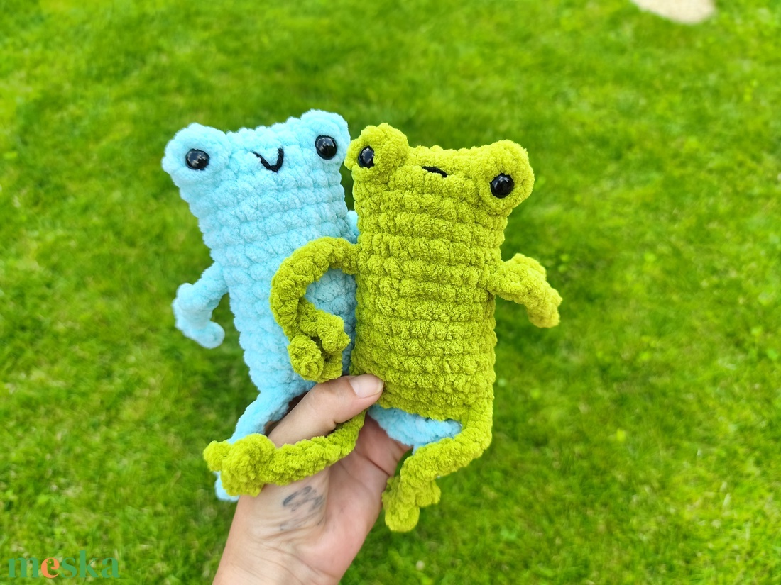 Horgolt hosszúlábú béka plüss (Leggy Frog) � kézzel készült színes amigurumi figura - játék & sport - plüssállat & játékfigura - béka - Meska.hu