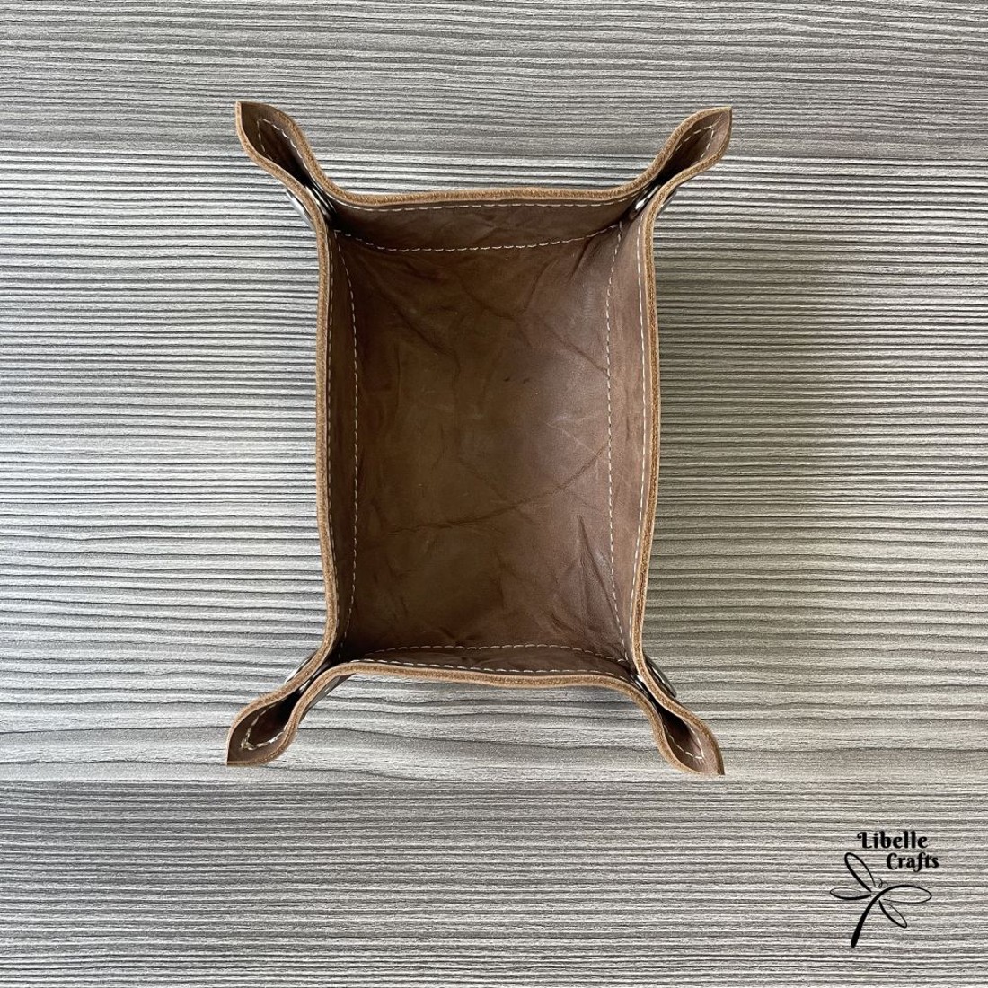 Színes bőr tálca - gyűrt barna - otthon & életmód - dekoráció - asztal és polc dekoráció - dekorációs tál, tartó - Meska.hu