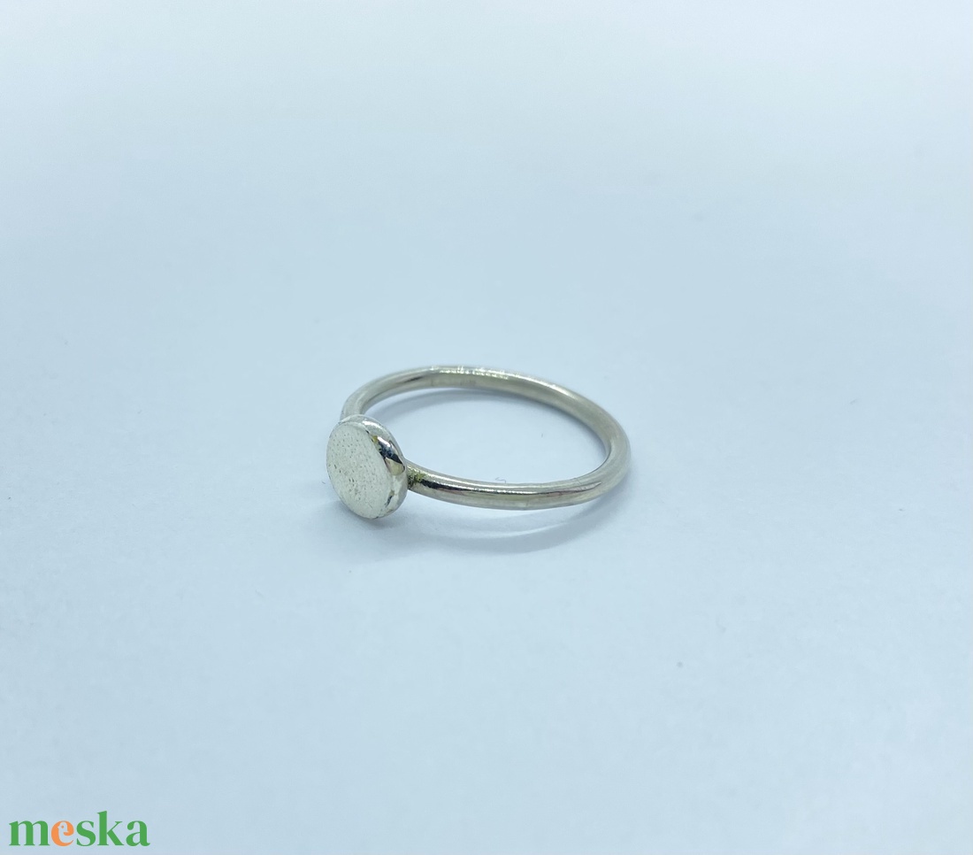 Minimalista ezüst gyűrű-kör lap dísszel - ékszer - gyűrű - figurális gyűrű - Meska.hu