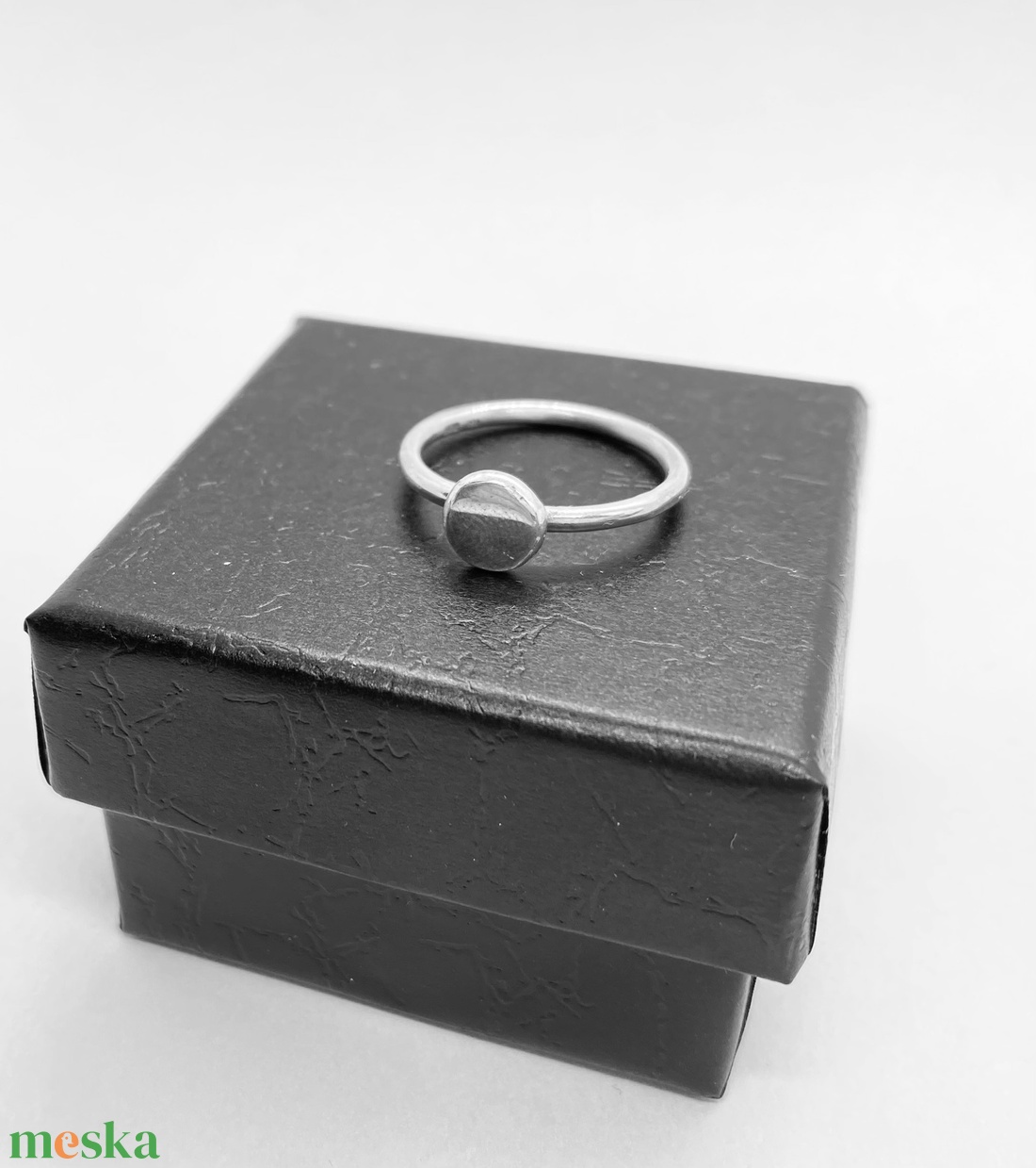 Minimalista ezüst gyűrű-kör lap dísszel - ékszer - gyűrű - figurális gyűrű - Meska.hu
