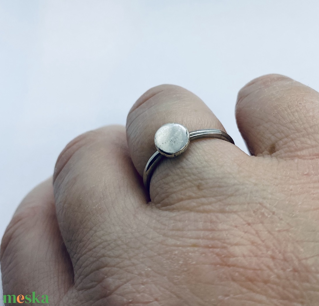 Minimalista ezüst gyűrű-kör lap dísszel - ékszer - gyűrű - figurális gyűrű - Meska.hu