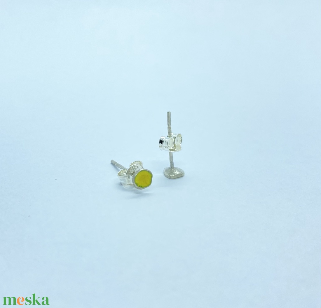 Mini amorf formájú ezüst-tűzzománc fülbevaló tojássárga f4 - ékszer - fülbevaló - pötty fülbevaló - Meska.hu Mini amorf formájú ezüst-tűzzománc fülbevaló tojássárga f4 - ékszer - fülbevaló - pötty fülbevaló - Meska.hu