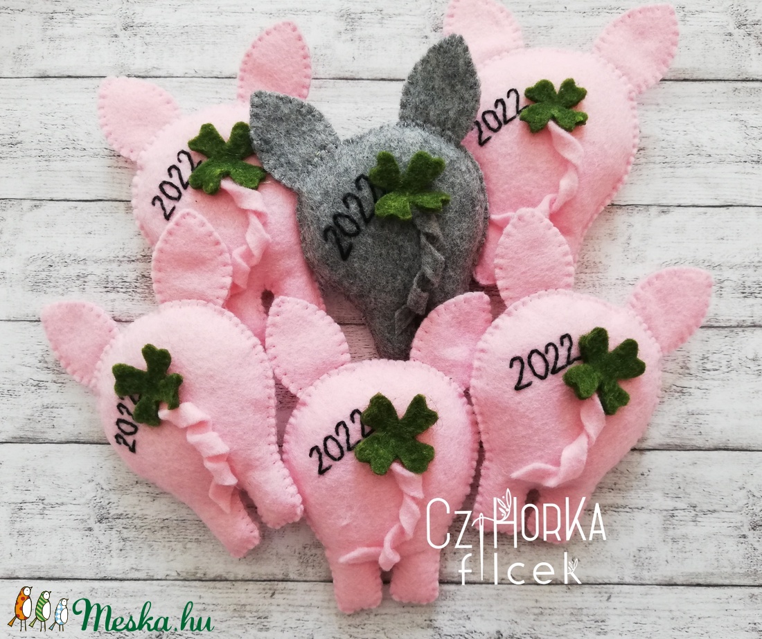 Szerencsehozó malacpopó hűtőmágnes - Ibolya266038 részére - otthon & életmód - konyhafelszerelés, tálalás - Meska.hu Szerencsehozó malacpopó hűtőmágnes - Ibolya266038 részére - otthon & életmód - konyhafelszerelés, tálalás - Meska.hu