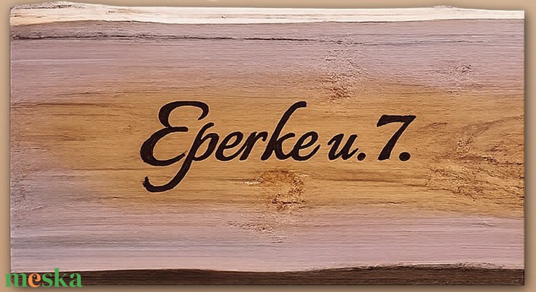 Gravírozott fa utcanév tábla lakkozva, vintage stílusra festve - otthon & életmód - ház & kert - névtábla - Meska.hu