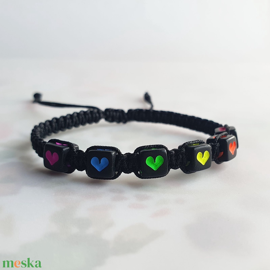 Fonott makramé karkötő - színátmenetes szíves gyöngyökkel (rainbow) - ékszer - karkötő - fonott karkötő - Meska.hu Fonott makramé karkötő - színátmenetes szíves gyöngyökkel (rainbow) - ékszer - karkötő - fonott karkötő - Meska.hu