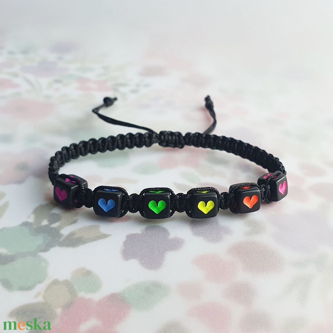 Fonott makramé karkötő - színátmenetes szíves gyöngyökkel (rainbow) - ékszer - karkötő - fonott karkötő - Meska.hu Fonott makramé karkötő - színátmenetes szíves gyöngyökkel (rainbow) - ékszer - karkötő - fonott karkötő - Meska.hu