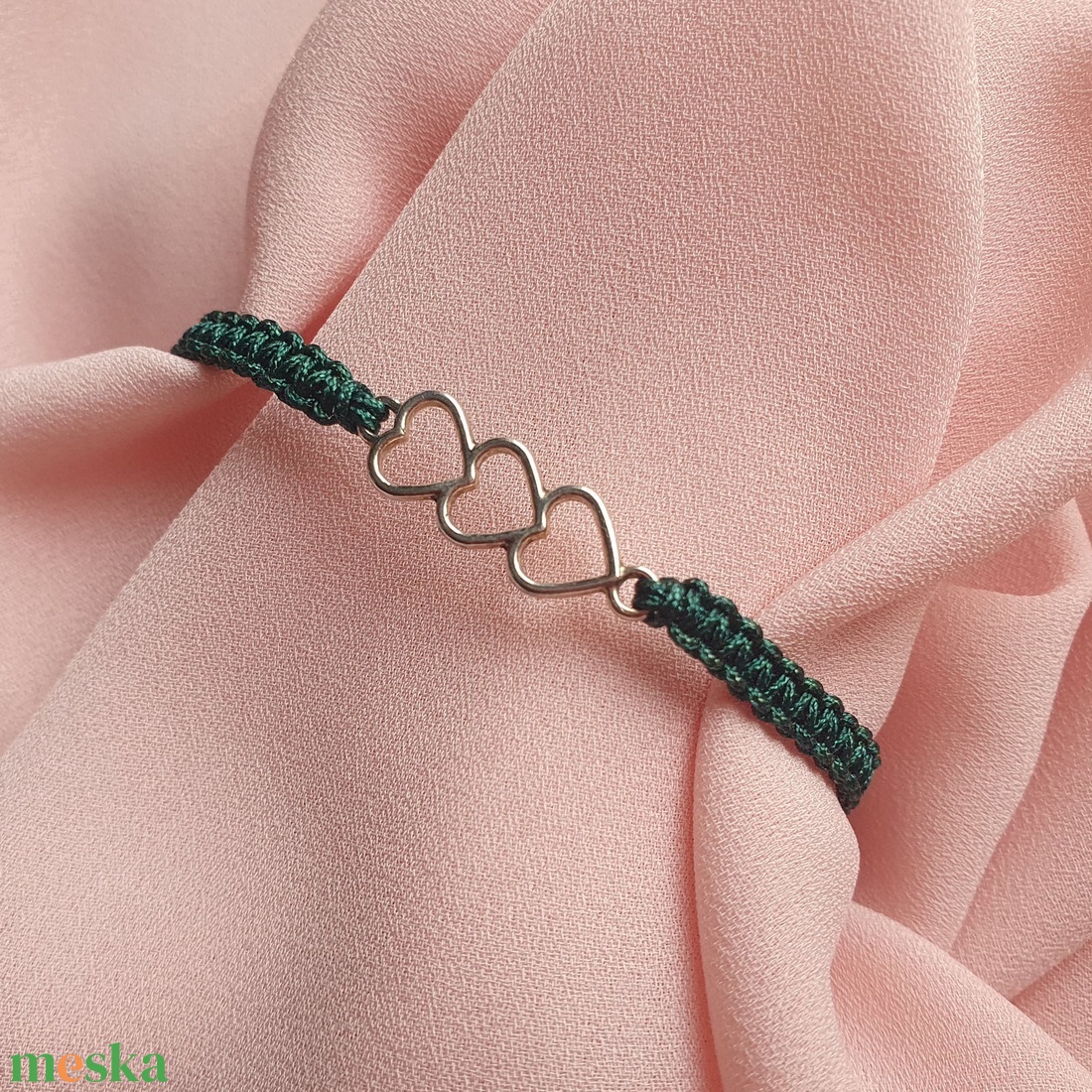 Fonott makramé karkötő, sötétzöld színű, szív medállal - ékszer - karkötő - fonott karkötő - Meska.hu