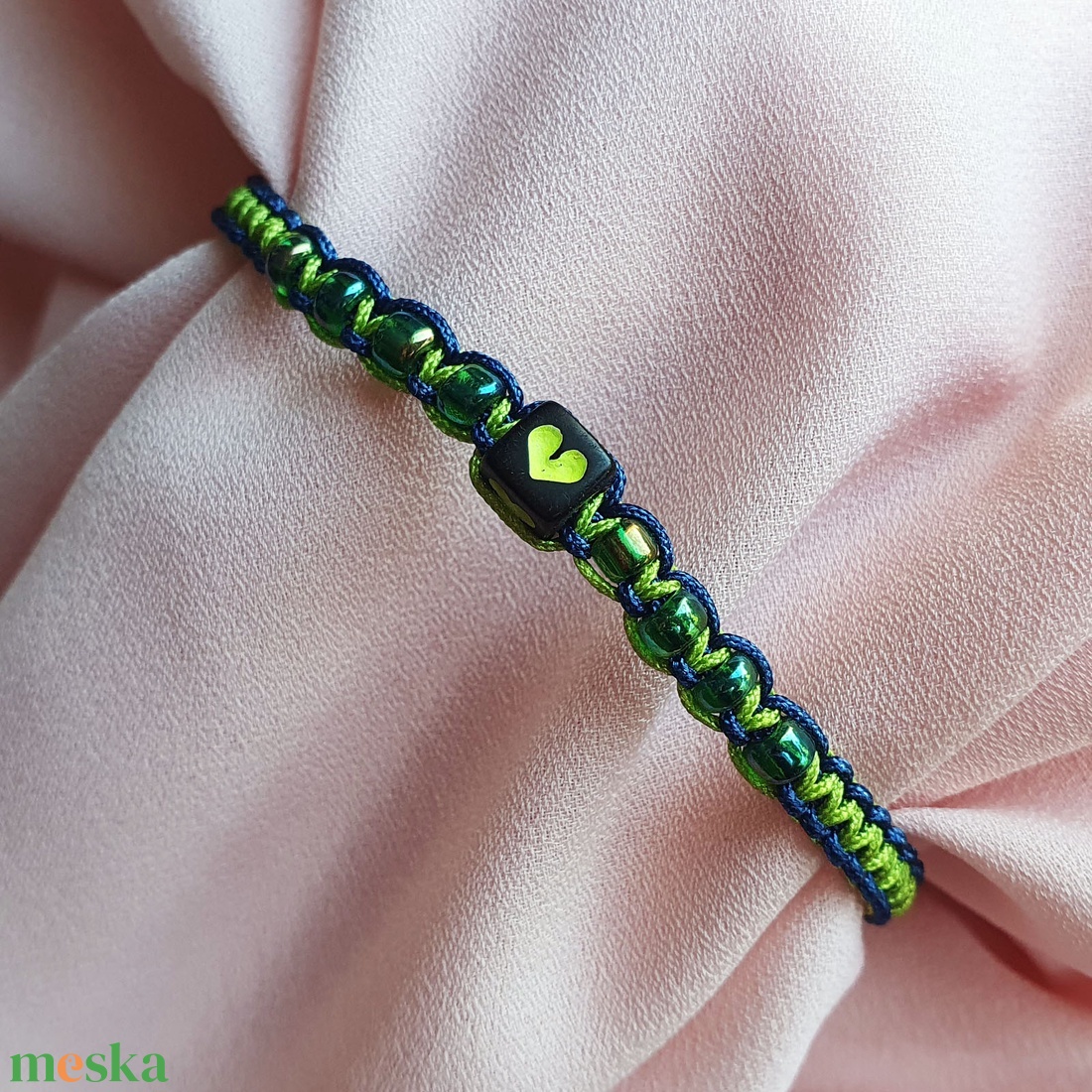 Fonott makramé karkötő - kék és zöld, szíves gyöngy dísszel - ékszer - karkötő - fonott karkötő - Meska.hu