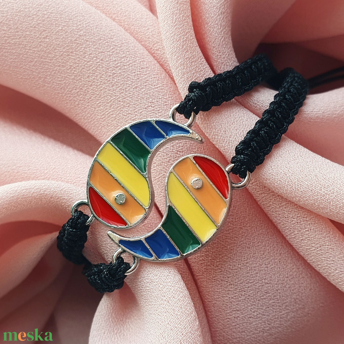 Fonott makramé barátságkarkötő, szivárvány színű, feng shui medállal - ékszer - karkötő - fonott karkötő - Meska.hu Fonott makramé barátságkarkötő, szivárvány színű, feng shui medállal - ékszer - karkötő - fonott karkötő - Meska.hu