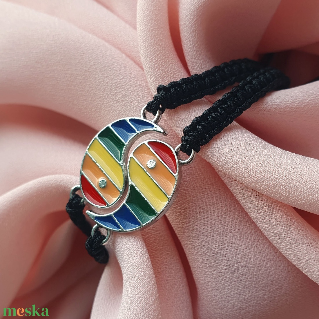 Fonott makramé barátságkarkötő, szivárvány színű, feng shui medállal - ékszer - karkötő - fonott karkötő - Meska.hu Fonott makramé barátságkarkötő, szivárvány színű, feng shui medállal - ékszer - karkötő - fonott karkötő - Meska.hu