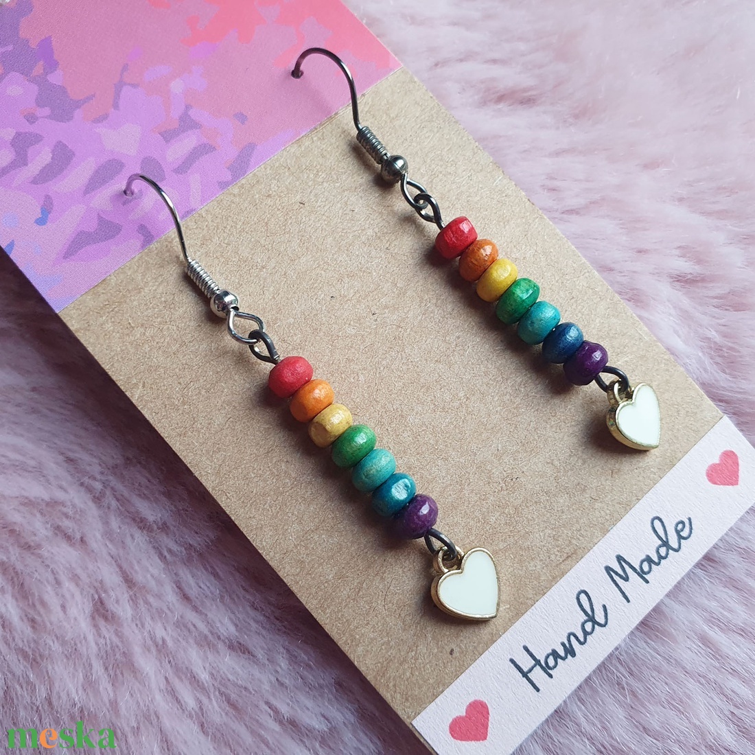 Beakasztós színes fülbevaló szívecske medállal - ékszer - fülbevaló - lógó fülbevaló - Meska.hu