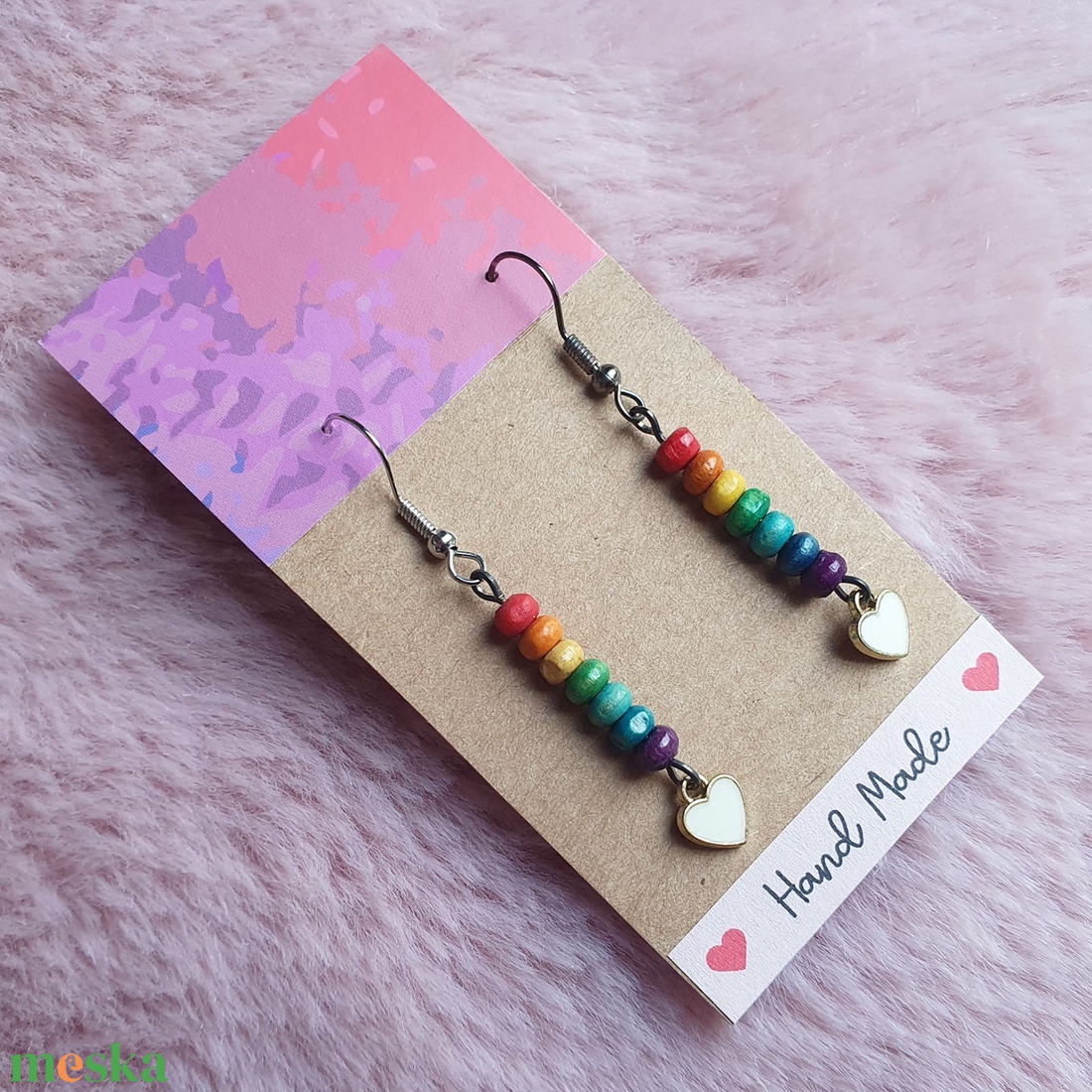 Beakasztós színes fülbevaló szívecske medállal - ékszer - fülbevaló - lógó fülbevaló - Meska.hu