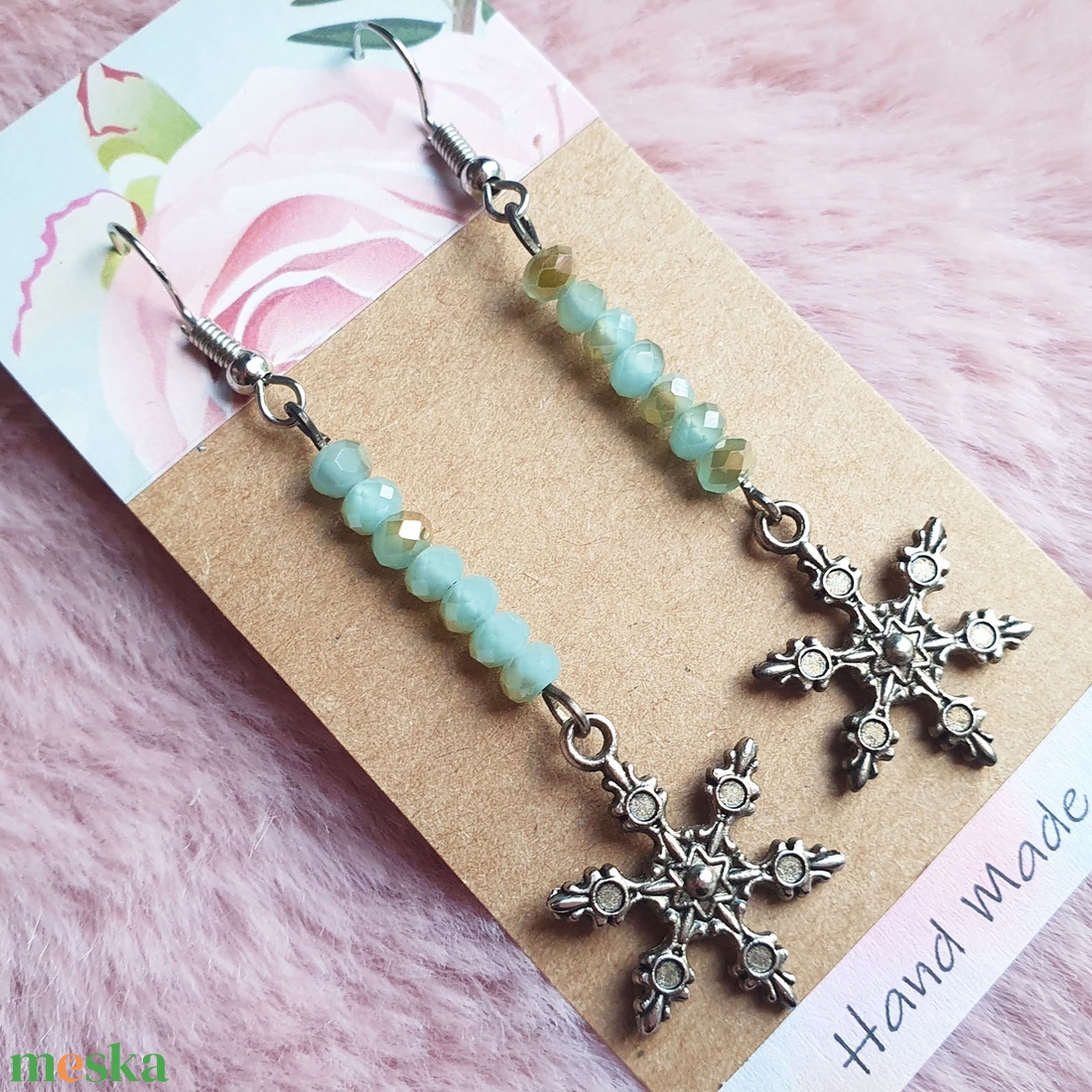 Beakasztós fülbevaló üveg gyöngyökkel és hópelyhes medállal díszítve - ékszer - fülbevaló - lógó fülbevaló - Meska.hu