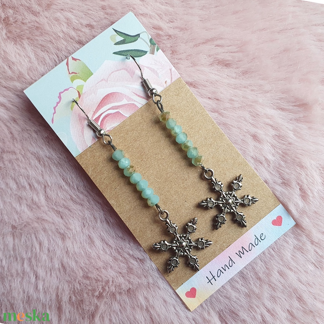 Beakasztós fülbevaló üveg gyöngyökkel és hópelyhes medállal díszítve - ékszer - fülbevaló - lógó fülbevaló - Meska.hu