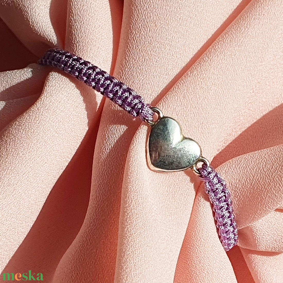 Fonott makramé karkötő - lila színben ezüst színű szíves medállal - ékszer - karkötő - fonott karkötő - Meska.hu Fonott makramé karkötő - lila színben ezüst színű szíves medállal - ékszer - karkötő - fonott karkötő - Meska.hu