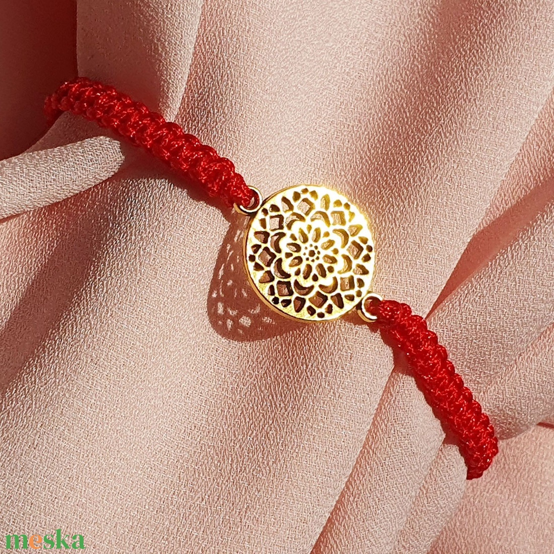 Fonott makramé karkötő, piros, arany virágos medállal - ékszer - karkötő - fonott karkötő - Meska.hu Fonott makramé karkötő, piros, arany virágos medállal - ékszer - karkötő - fonott karkötő - Meska.hu