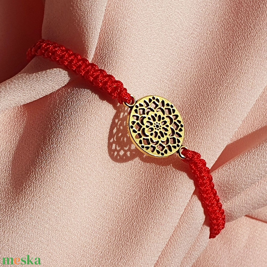 Fonott makramé karkötő, piros, arany virágos medállal - ékszer - karkötő - fonott karkötő - Meska.hu Fonott makramé karkötő, piros, arany virágos medállal - ékszer - karkötő - fonott karkötő - Meska.hu