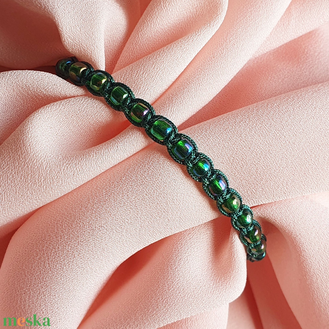 Fonott makramé karkötő - sötétzöld gyönggyel - ékszer - karkötő - fonott karkötő - Meska.hu