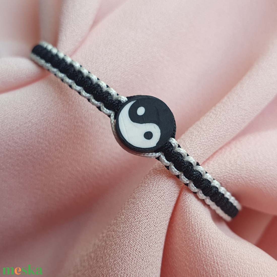 Fonott makramé karkötő - Feng Shui dísszel (fekete, fehér) - ékszer - karkötő - fonott karkötő - Meska.hu