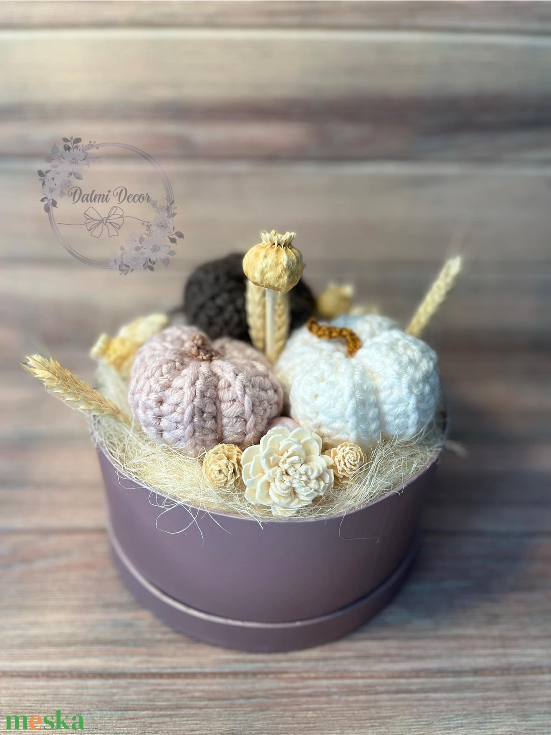 Púder színű asztaldísz horgolt tök díszekkel - esküvő - dekoráció - asztaldísz - Meska.hu