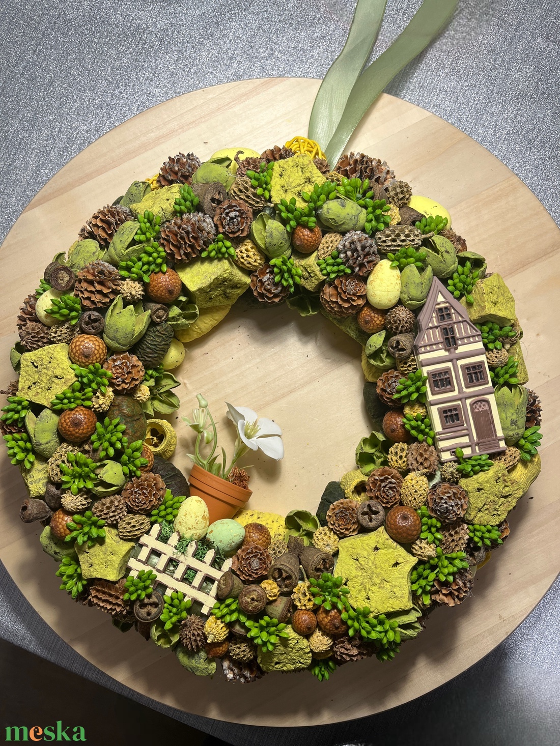 Tavaszi kopogtató festett kerámia házikóval - otthon & életmód - dekoráció - ajtó- és ablak dekoráció - ajtódísz & kopogtató - Meska.hu