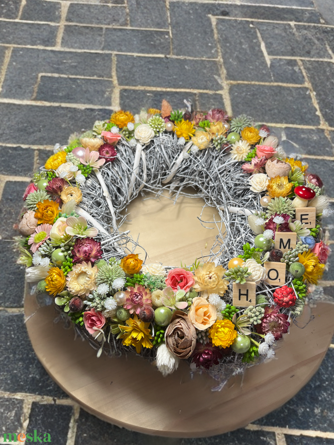 Tavaszi virágos asztaldísz home felirattal - otthon & életmód - virágdekoráció - virágdíszek - dekor koszorúk, kopogtatók - Meska.hu