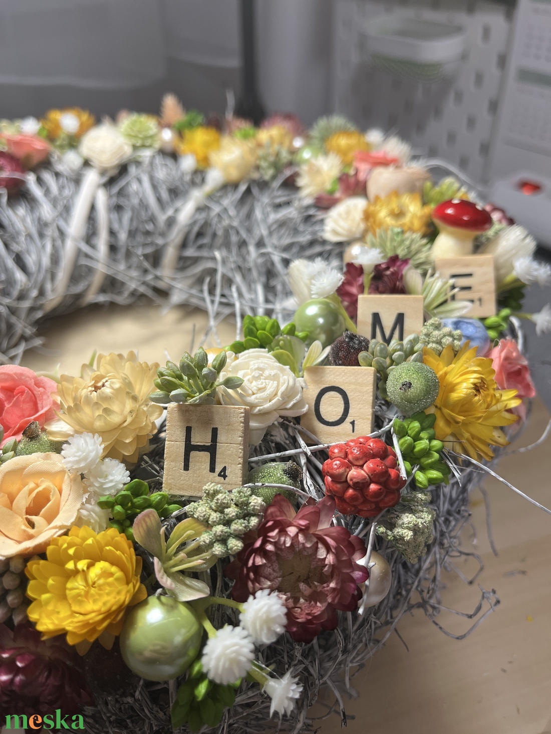 Tavaszi virágos asztaldísz home felirattal - otthon & életmód - virágdekoráció - virágdíszek - dekor koszorúk, kopogtatók - Meska.hu