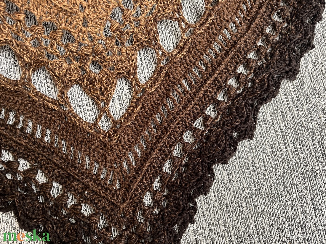 Barna horgolt kendő - ruha & divat - sál, sapka, kendő - vállkendő - Meska.hu