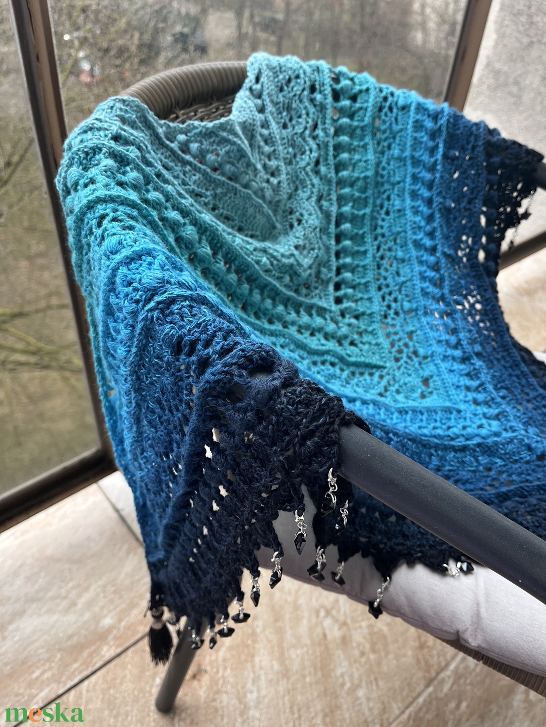 Kézzel horgolt vállkendő türkiz�kék színátmenettel, gyöngyökkel és bojttal - ruha & divat - sál, sapka, kendő - vállkendő - Meska.hu