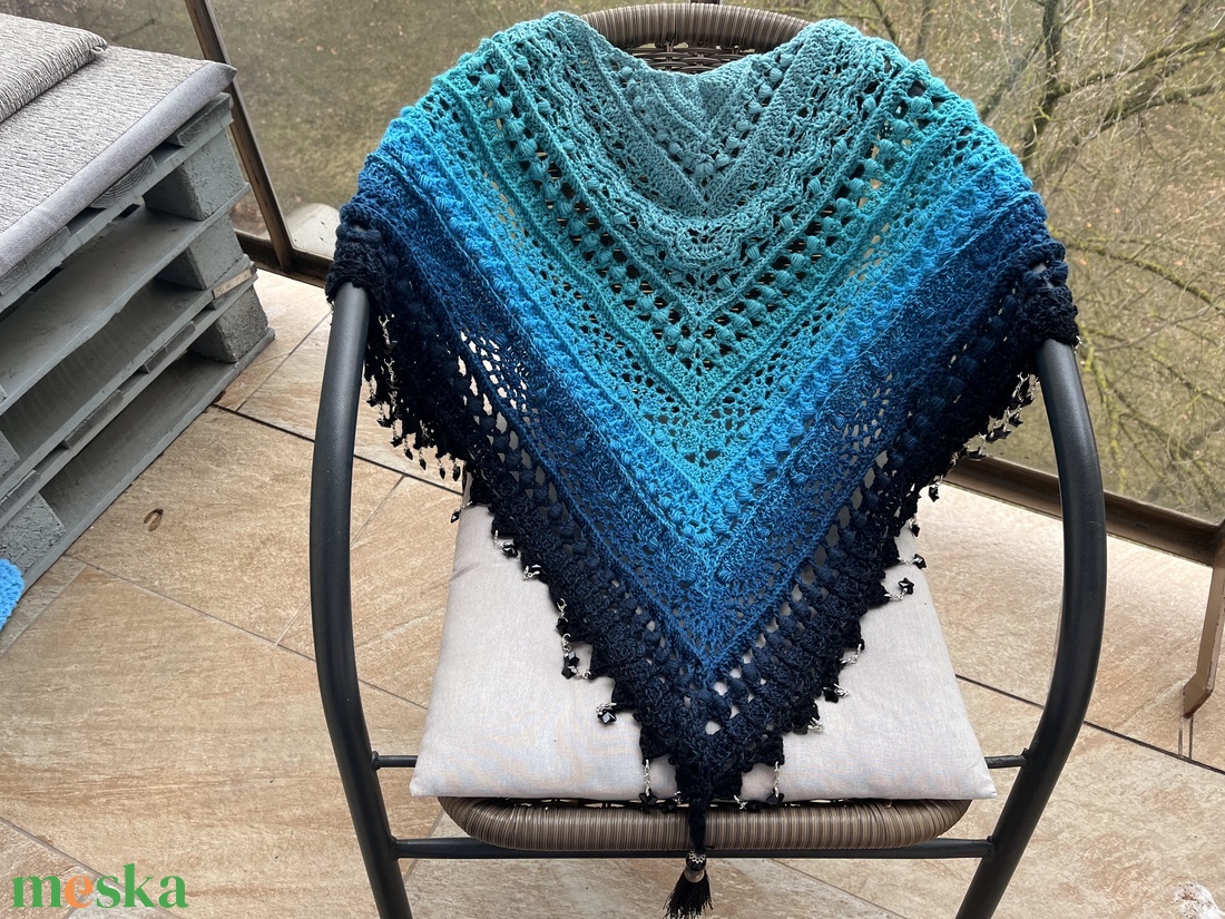 Kézzel horgolt vállkendő türkiz�kék színátmenettel, gyöngyökkel és bojttal - ruha & divat - sál, sapka, kendő - vállkendő - Meska.hu