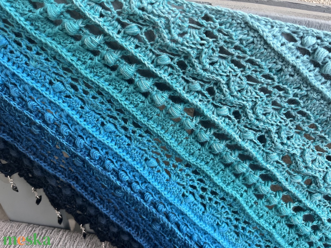 Kézzel horgolt vállkendő türkiz�kék színátmenettel, gyöngyökkel és bojttal - ruha & divat - sál, sapka, kendő - vállkendő - Meska.hu