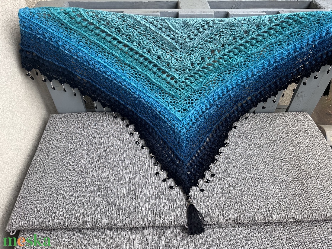 Kézzel horgolt vállkendő türkiz�kék színátmenettel, gyöngyökkel és bojttal - ruha & divat - sál, sapka, kendő - vállkendő - Meska.hu